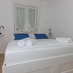 Vivien Apartman *